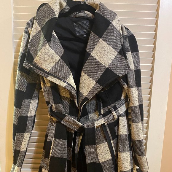 Steve Madden Plaid Peacoat. New with tags. Size Medium - Picture 2 of 4